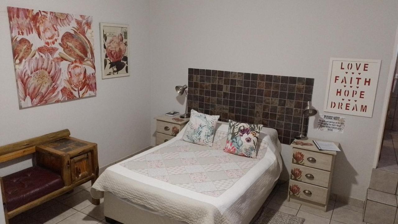 Larochelle Guesthouse Keetmanshoop Szoba fotó