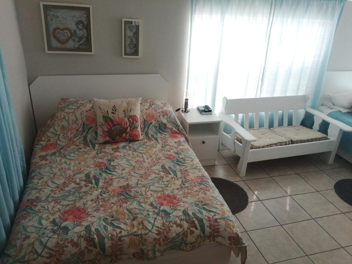 Larochelle Guesthouse Keetmanshoop Szoba fotó