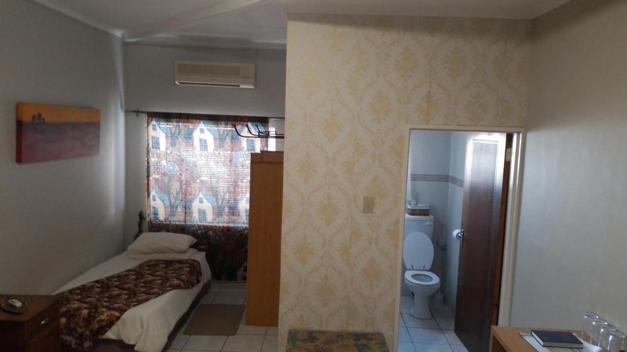 Larochelle Guesthouse Keetmanshoop Szoba fotó