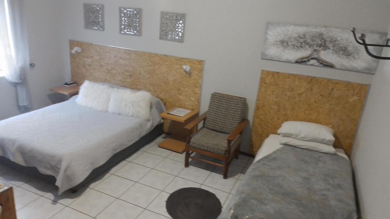 Larochelle Guesthouse Keetmanshoop Szoba fotó