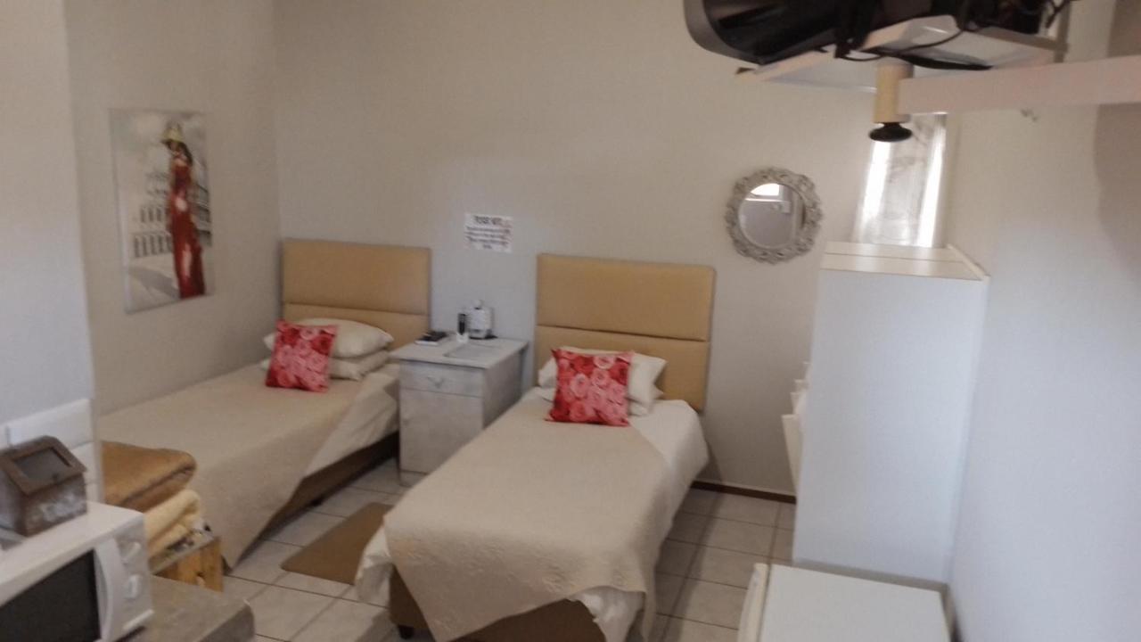 Larochelle Guesthouse Keetmanshoop Szoba fotó