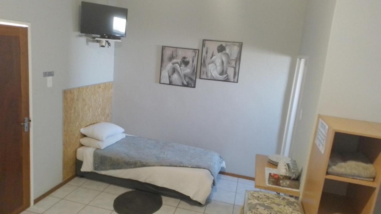 Larochelle Guesthouse Keetmanshoop Szoba fotó