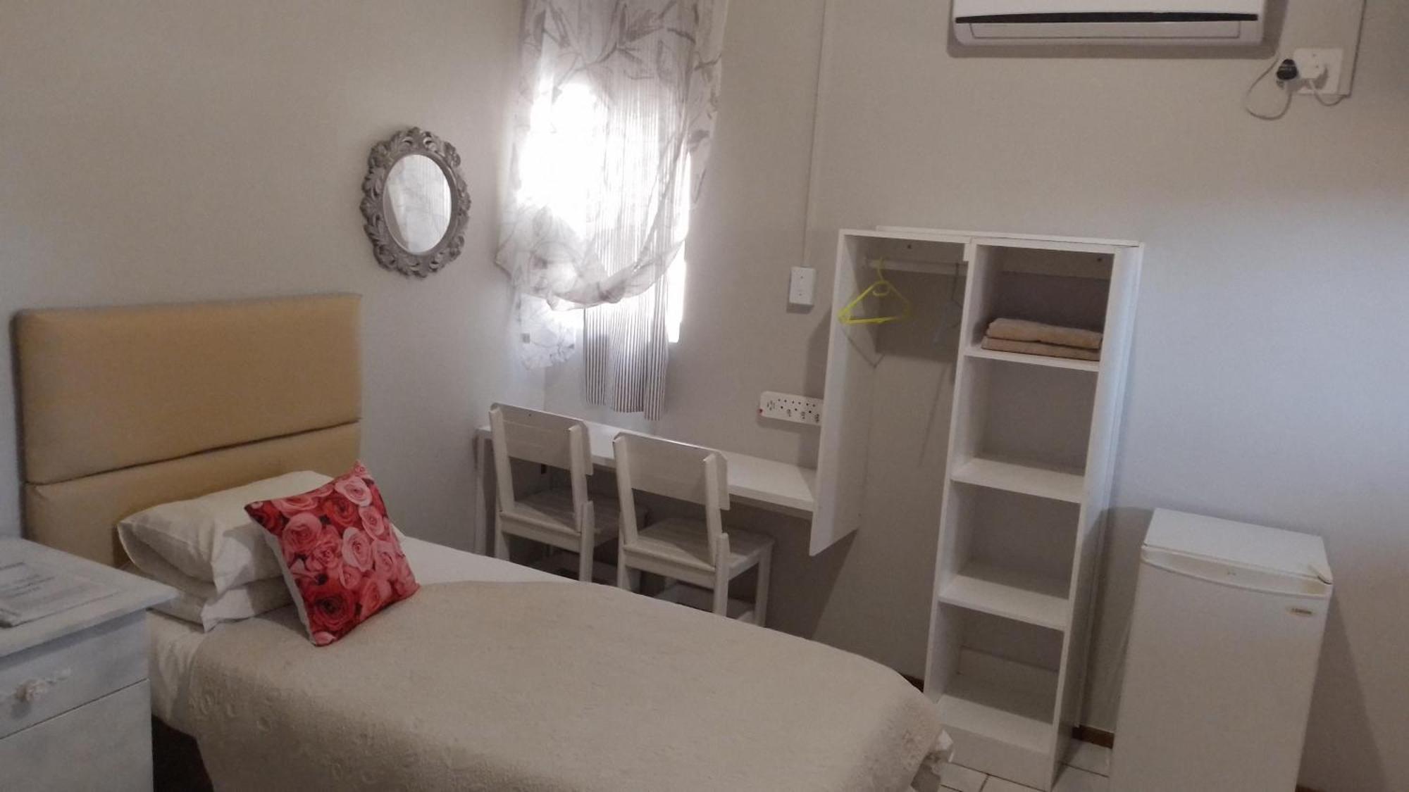 Larochelle Guesthouse Keetmanshoop Szoba fotó